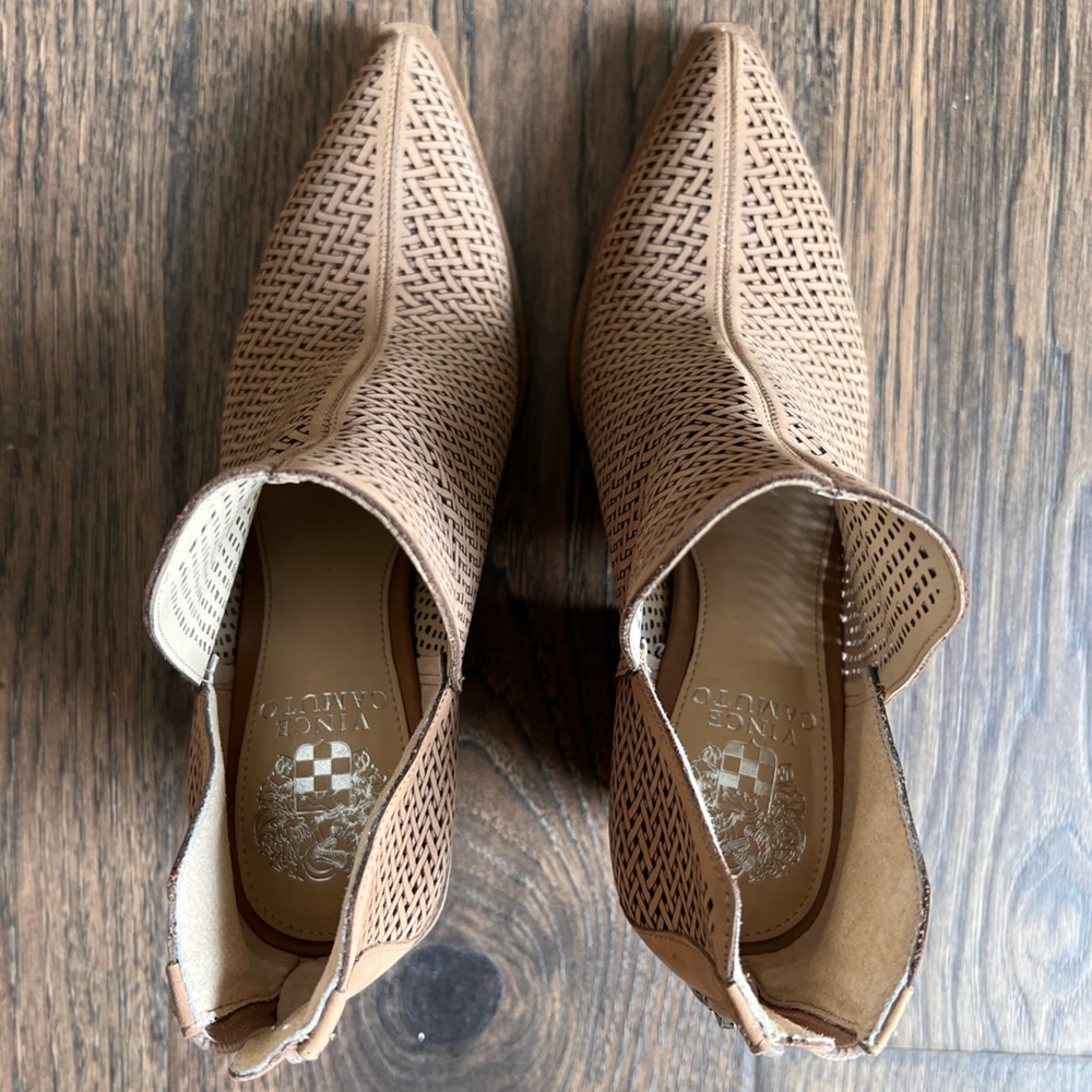 Vince Camuto size 7.5 boot